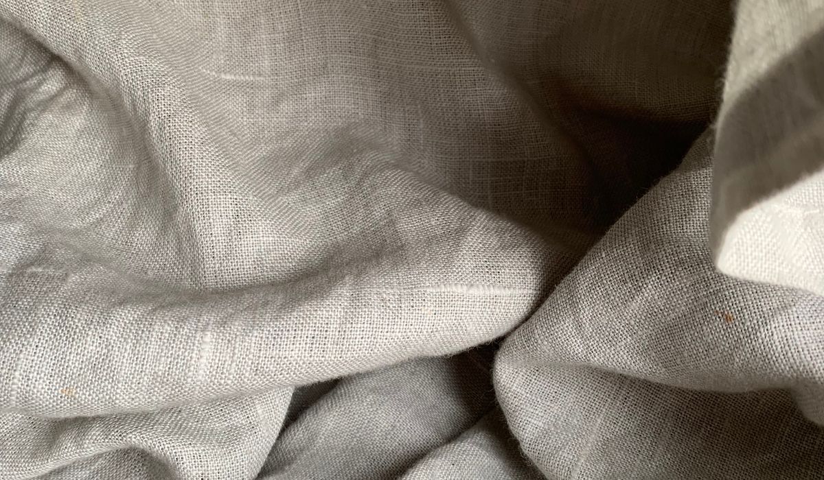 A Simple Guide to Setting a Linen Tablecloth