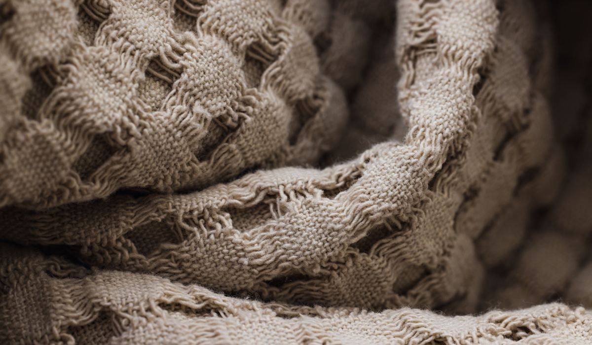 How to Set a Casual Linen Table for Friends